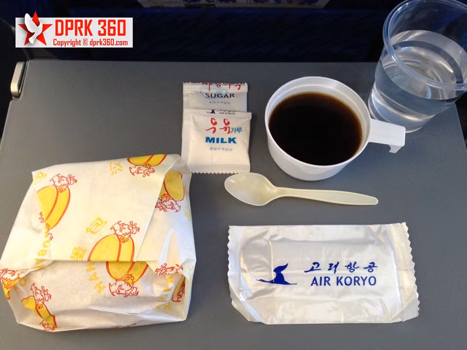 Trong bữa ăn nhẹ, hãng Air Koryo phục vụ bánh burger cùng với trứng rán.