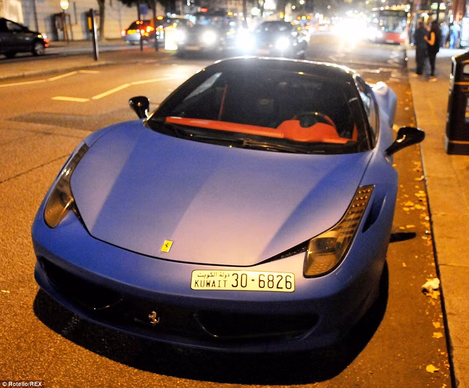 Siêu xe Ferrari 458 Italia giá 329.000 USD nổi bật trên đường phố London.