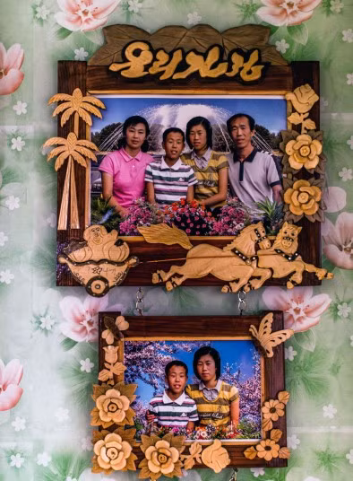 Các khung ảnh gia đình trong một nhà dân.