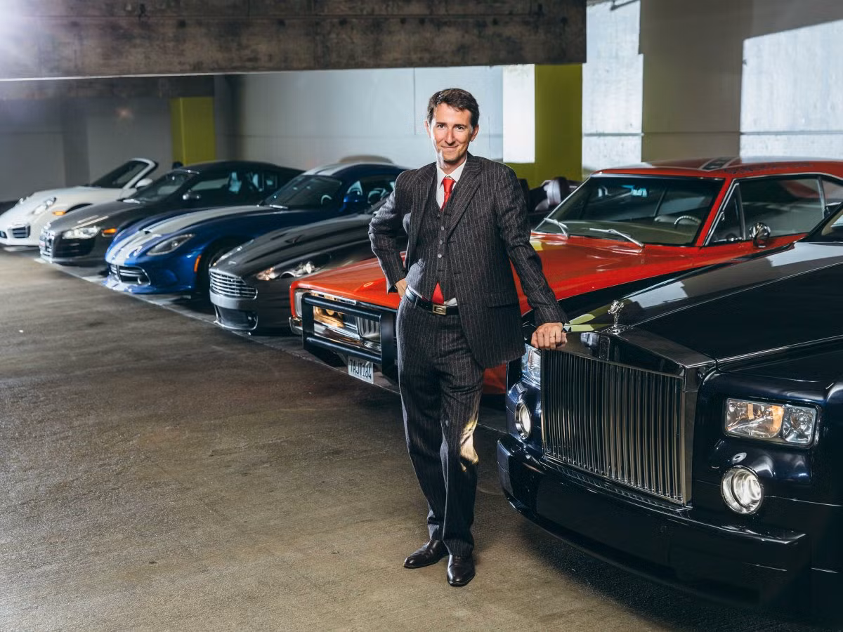 Chris Carel, chủ CLB Fast Toys đã chi 2,7 triệu USD để sắm các siêu xe, xây dựng các nhà kho chứa xe... Các thành viên tham gia CLB sẽ đóng phí theo các gói khác nhau, dao động từ 32.000 USD/tháng đến 72.000 USD/tháng.