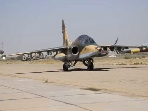 Máy bay chiến đấu Su-25 của Iran đáp xuống căn cứ không quân Imam Ali.