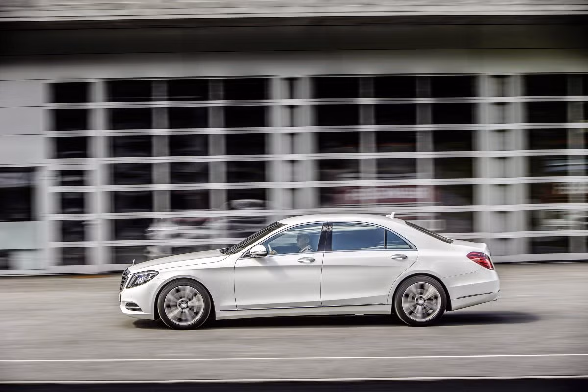 S550 Plug-In Hybrid được đánh giá là mẫu sedan rộng, sang trọng và hoạt động với hiệu suất cao.