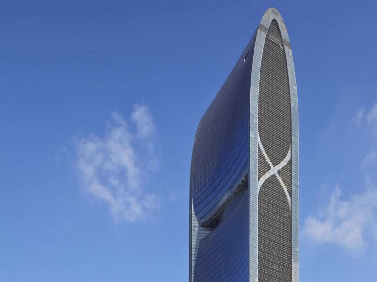 Tòa tháp sông Pearl ở Quảng Châu, Trung Quốc, được lặp đặt hệ thống phát điện từ gió thổi qua tòa nhà.