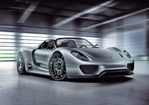Porsche 918 Spyder – 795 mã lực: Đây cũng là mẫu xe sử dụng động cơ lai. Nhưng khác với mẫu xe của Ferrari và McLaren, Porsche 918 Spyder sử dụng công nghệ điều khiển lái cả 4 bánh và mái che linh hoạt.