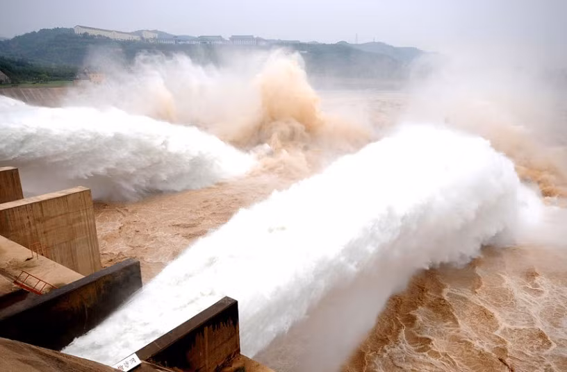 Hoạt động xả bùn nhằm mục đích làm sạch lớp cặn dưới đáy hồ chuẩn bị cho mùa mưa lũ.