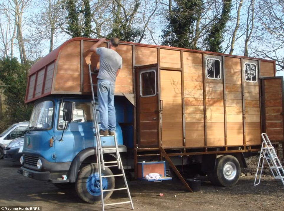 Ông Gary Harris là người trực tiếp thiết kế và xây dựng khách sạn di động đặc biệt này.