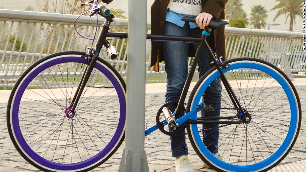 Ống khung phía dưới có thể được tách làm đôi và có lỗ để tra ống yên xe, tạo ra một chiếc khóa an toàn.