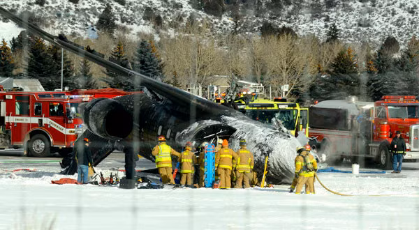 Chiếc máy bay nằm lộn ngược trên đường băng.
