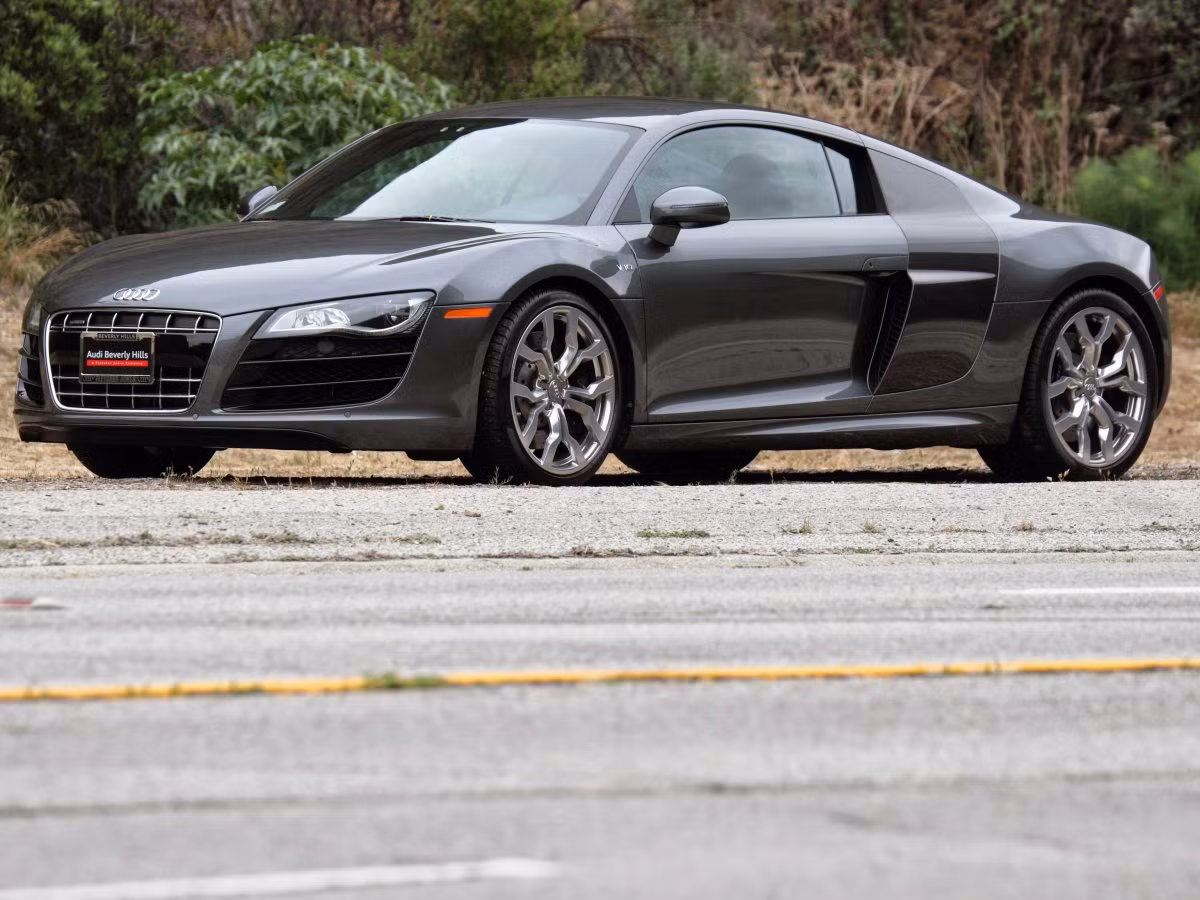 R8 V10 của Audi được trang bị động cơ V10 với công suất 525 mã lực, giúp nó tăng tốc lên 96 km/h trong thời gian chưa đầy 4 giây.