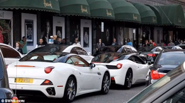 Hình ảnh các siêu xe nối đuôi nhau diễu hành trên đường phố London rất phổ biến vào mùa hè khi các đại gia Ả-rập tới đây tránh nóng.