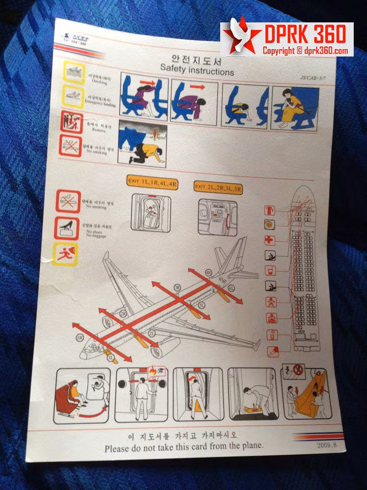 Tờ hướng dẫn an toàn trên máy bay.