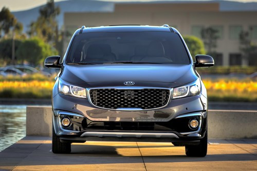 Kia Sedona 2015 được tung rathị trườngvới 5 phiên bản khác nhau. Phiên bản tiêu chuẩn L có giá khởi điểm 25.900 USD (khoảng 550 triệu đồng), trong khi phiên bản đắt nhất SX có giá lên tới 39.7000 USD (khoảng 840 triệu đồng).