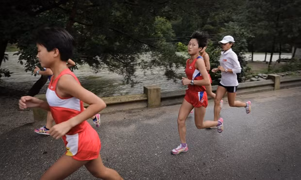 Các cô gái chạy vào buổi sáng tại tỉnh Bắc Pyongan.
