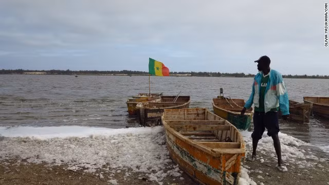 Những người đàn ông như anh Moussa Fame, 24 tuổi, thường kiếm sống bằng nghề khai thác muối dưới hồ Retba đi bán.