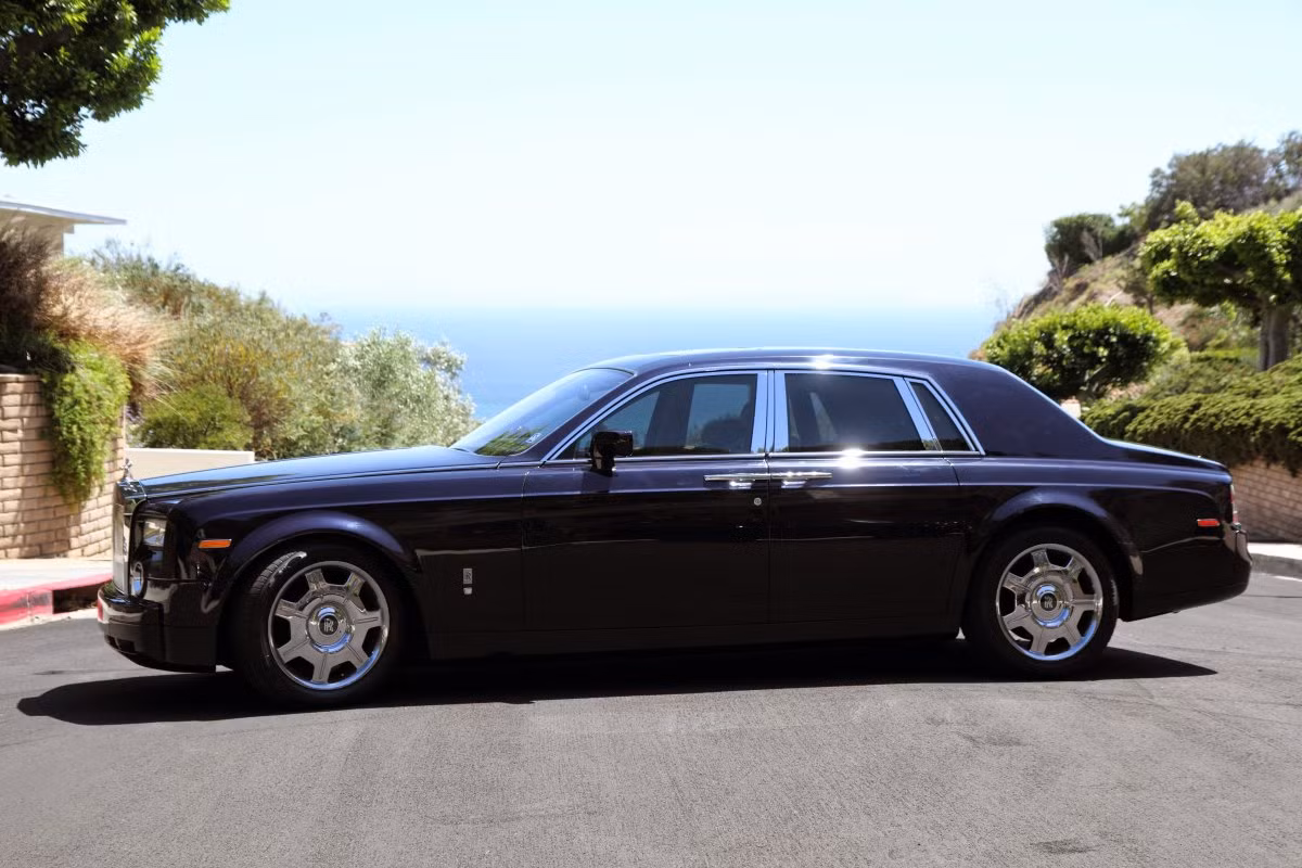 Chiếc Rolls-Royce Phantom có giá 350.000 USD.