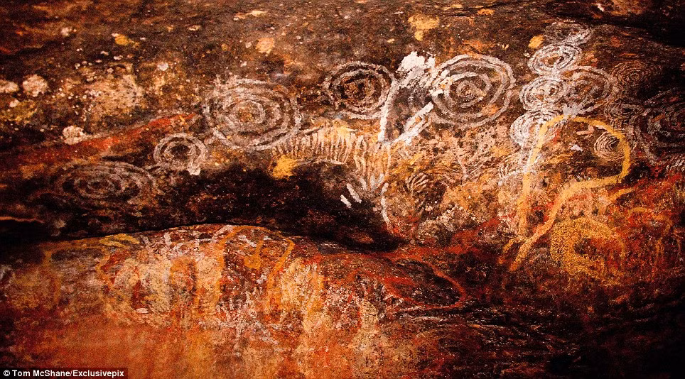 Nhiều bức vẽ nghệ thuật được tìm thấy trong các hang động trên núi Uluru.