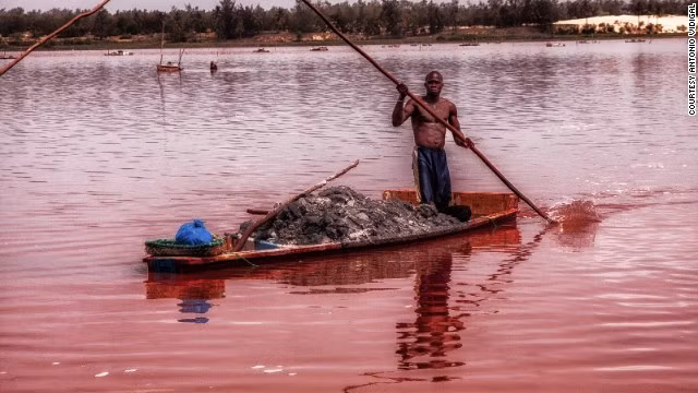Với màu đỏ bất thường, hồ Retba đã trở thành một trong những địa điểm du lịch nổi tiếng nhất ở Senegal.