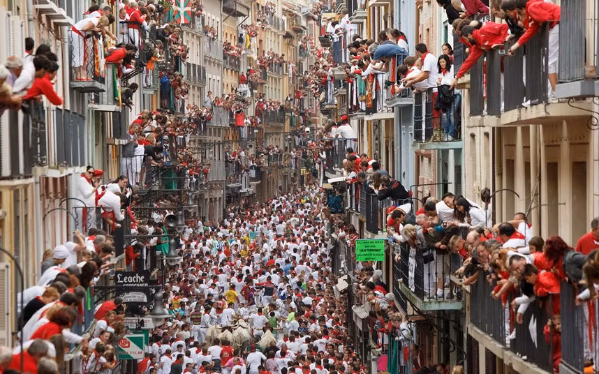 Hàng nghìn người chạy đua cùng với những con bò tót trên đường phố hẹp dài khoảng 850m.