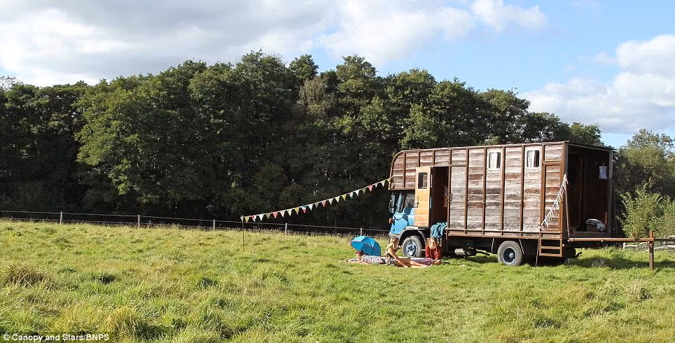 Khung của khách sạn di động được tận dụng từ một ô chuồng ngựa cũ.