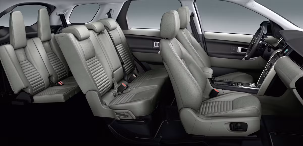 Land Rover Discovery Sport cũng được trang bị điều hòa hai chiều, trong khi ghế ngồi được bọc một lớp da cao cấp.