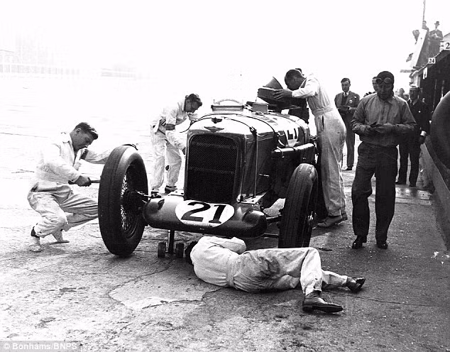 Chiếc xe có thể đạt vận tốc tối đa 160 km/h và đã từng tham gia những cuộc đua nổi tiếng như Le Mans 24 Hours.