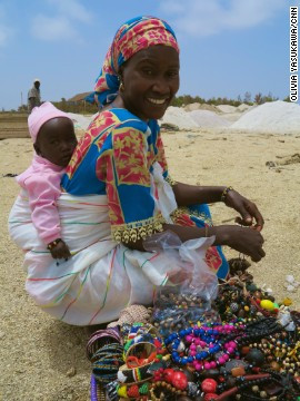 Một số người dân khác kiếm sống bằng nghề bán đồ lưu niệm cho khách tham quan hồ Retba.