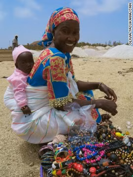 Một số người dân khác kiếm sống bằng nghề bán đồ lưu niệm cho khách tham quan hồ Retba.