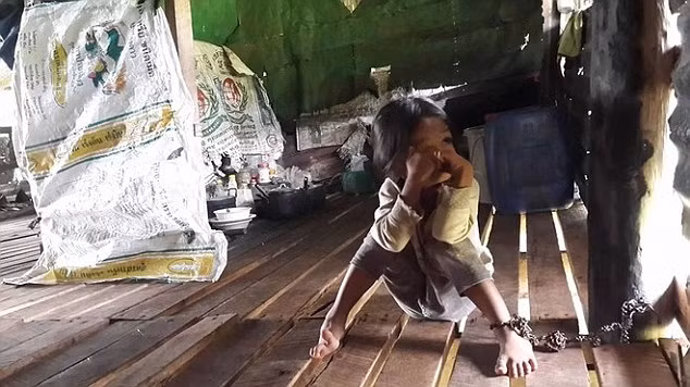 Bé gái bị xích vào cột nhà từ 7-11 h sáng và từ 1-5 h chiều hàng ngày.