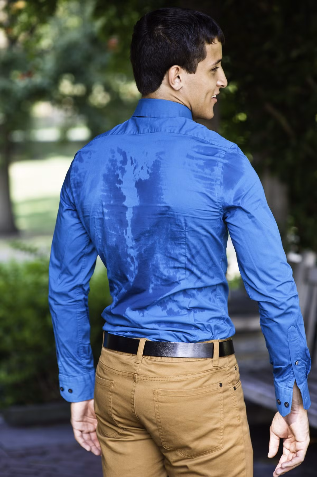 Một trong các nguyên nhân khiến ngày càng nhiều người châu Âu và Mỹ từ bỏ xe đạp thông thường để chuyển sang đi làm bằng xe đạp điện là do đạp xe gây ra đổ mồ hôi đặc biệt vào những tháng mùa hè, trong khi nhiều công ty không có phòng tắm. Một hành trình đạp xe ngắn vào mùa hè cũng có thể gây toát mồ hôi như người đàn ông này.