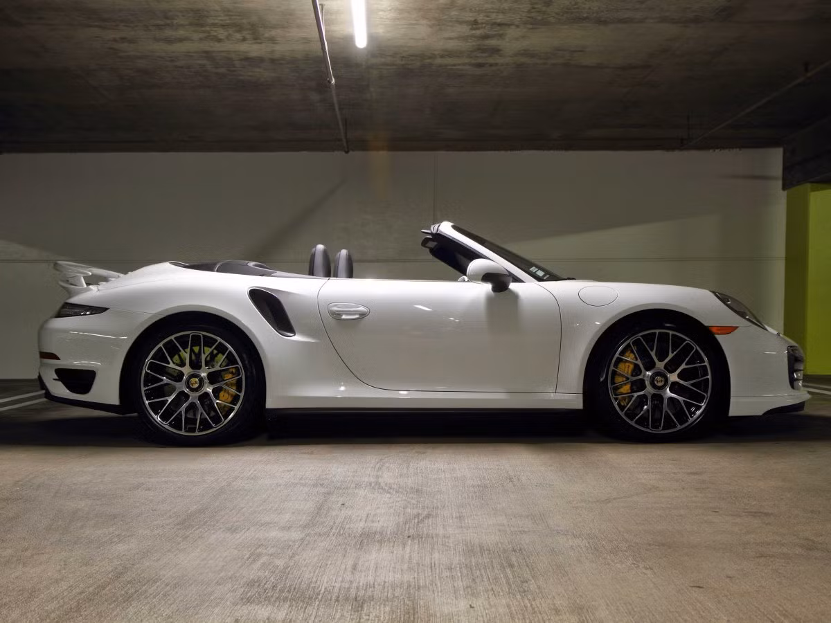 Porsche 911 Turbo S Cabriolet với kiểu dáng thể thao cá tính.