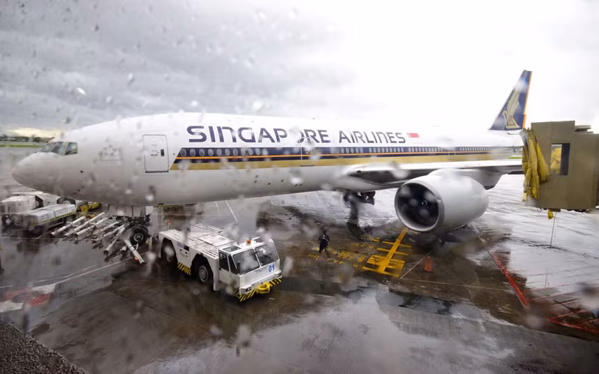 Chiếc Boeing 777 của hãng hàng không Singapore Airlines bị gió bão làm hư hại cánh trái tại sân bay quốc tế Manila.
