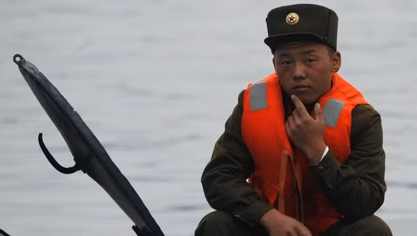 Một binh sĩ Triều Tiên tuần tra dọc sông Hàn.