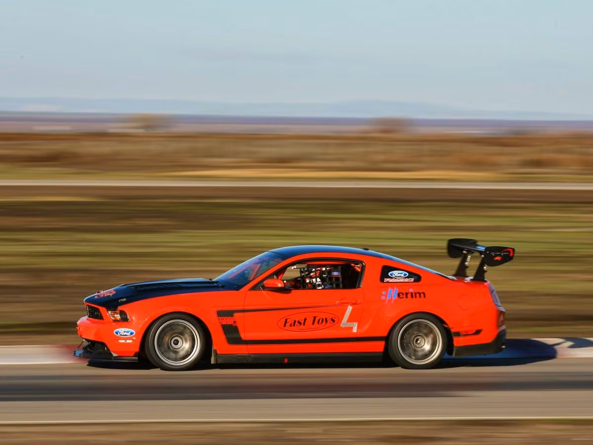 Ford Mustang Boss 302S có thể đạt tốc độ tối đa 300 km/h.