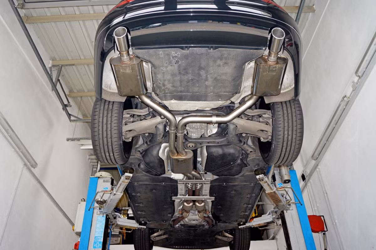 Senner Tuning cũng trang bị cho Audi A8 hệ thống lọc khí thể thao mới cùng ống xả bằng thép không gỉ và đầu ống xả bằng crôm.