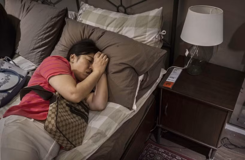 Thậm chí, cửa hàng này còn đặt những biển hiệu mời khách hàng nằm nghỉ trên các sản phầm giường nệm hay ghế sofa.