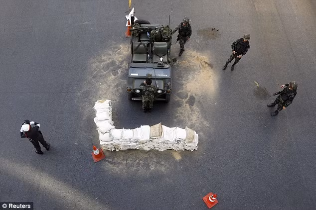 Quân đội lập nhiều điểm chốt trên đường phố sau khi lệnh thiết quân luật được ban bố.