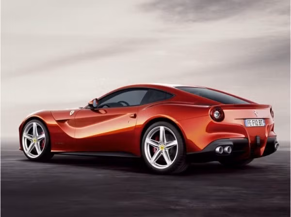 Ferrari F12 Berlinetta – 730 mã lực: Mặc dù không sử dụng động cơ điện hay pin, nhưng động cơ xăng V12 vẫn đủ sức giúp mẫu xe này đạt vận tốc ấn tượng trên đường. Nó có khả năng tăng tốc từ 0-100 km/h trong 3,1 giây và có thể đạt tốc độ tối đa trên 340 km/h.