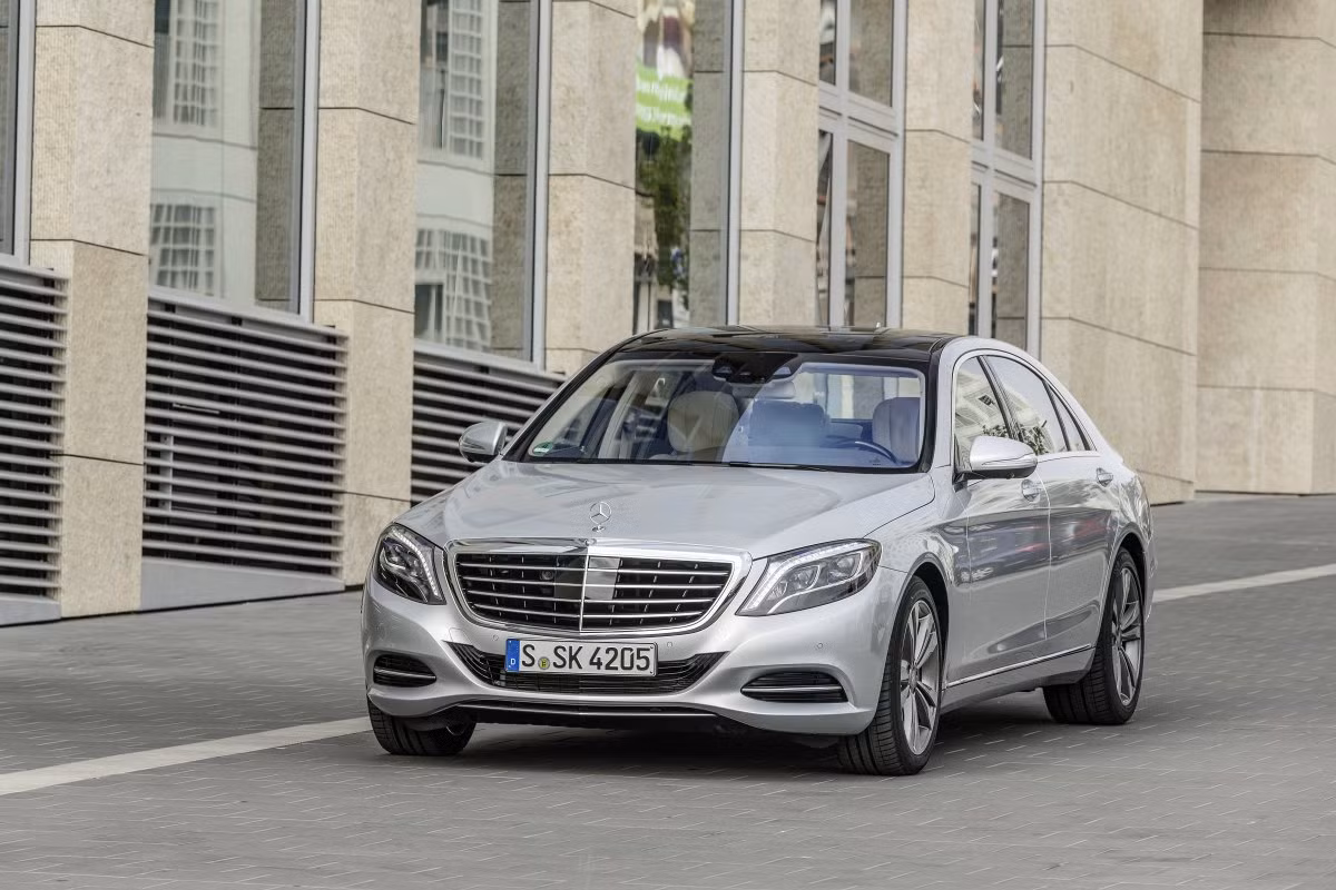 S550 được trang bị hộp số tự động với 7 cấp độ. Nó có thể tăng tốc từ 0-96 km/h trong vòng 5,2 giây và đạt vận tốc tối đa 209 km/h.