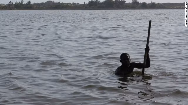 Fame thường ngâm mình trong nước hồ Retba khoảng 7 giờ/ngày.