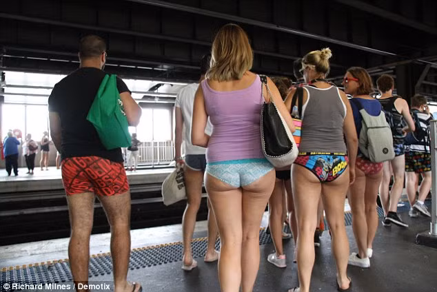 Rất đông người dân ở Sydney (Australia) hưởng ứng ngày Thế giới không mặc quần đi tàu điện vì ở đây đang là mùa hè.