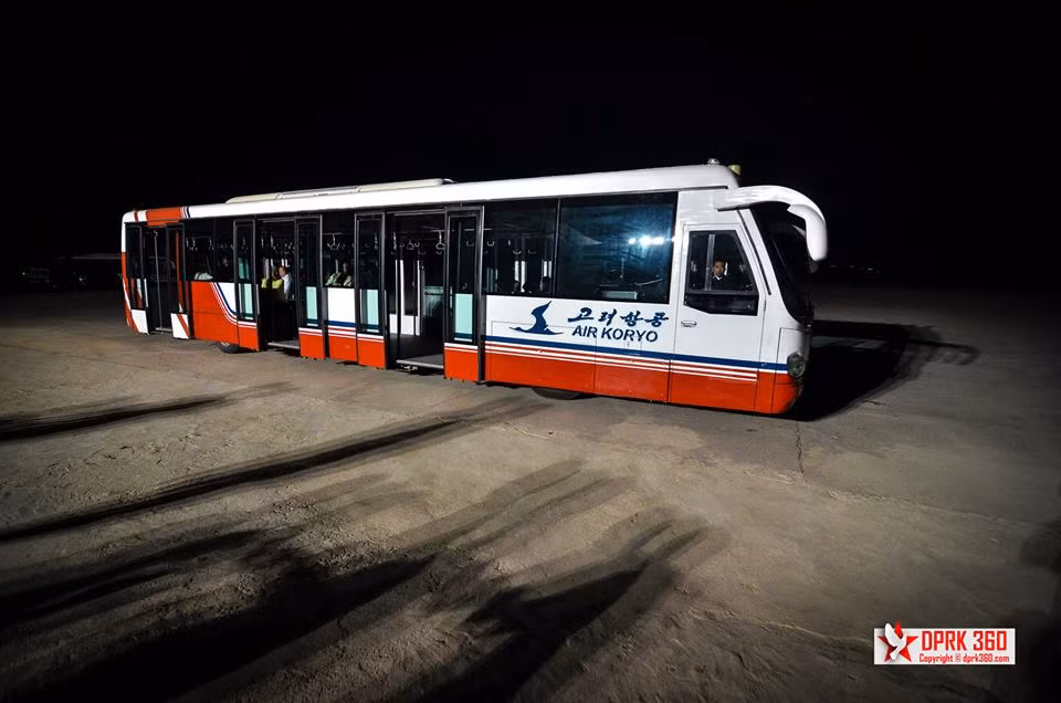Xe bus được sử dụng để chở khách ra máy bay.