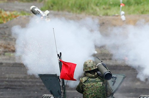 Type 01 LMAT là kiểu tên lửa chống tăng "bắn và quên" rất hiện đại do hãng Kawasaki phát triển và đưa vào trang bị từ năm 2001. Type 01 có tầm bắn 2km, tốc độ bay 4km/phút, sử dụng công nghệ đầu tự dẫn khá giống với tên lửa Javelin của Mỹ đem lại độ chính xác cao.