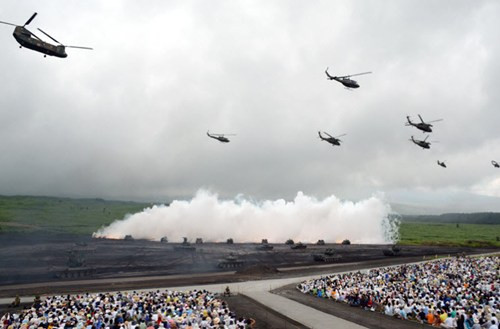 Từ góc ảnh này có thể thấy người dân ngồi khá gần nơi diễn ra các hoạt động bắn đạn thật.