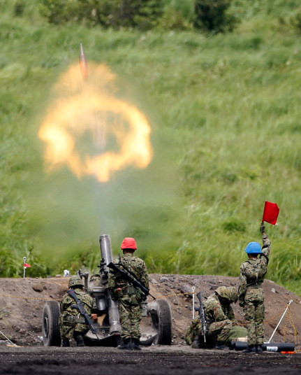 Hệ thống súng cối hạng nặng Mortier 120mm của JGSDF trút đạn lên đầu quân địch. Đây là thiết kế của hãng Thomson-Brandt (Pháp), Nhật Bản mua lại giấy phép sản xuất. Cối 120mm đạt tầm bắn 8km với đạn thường hoặc 12,8km với đạn tăng tầm.