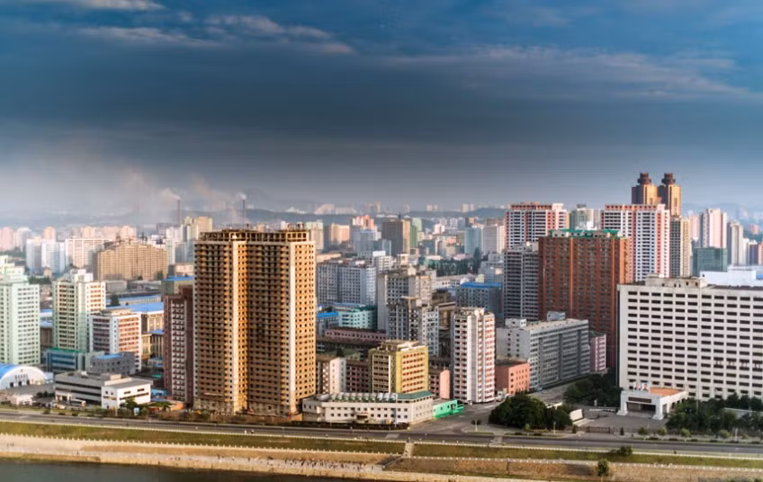 Thủ đô Bình Nhưỡng hiện đại với các nhà máy ở phía xa.