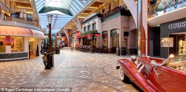 Khu phố mua sắm được thiết kế giống như trung tâm thương mại tại một thành phố lớn.