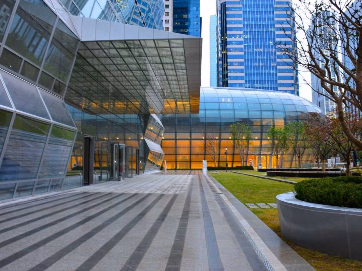 Trụ sở của Tập đoàn công nghiệp Hàn Quốc ở thủ đô Seoul với một số cửa làm từ gỗ và tre.