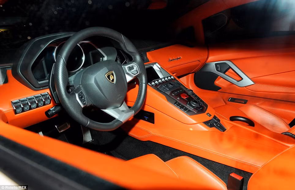 Nội thất màu cam đặc trưng được thiết kế góc cạnh và hiện đại của một chiếc Lamborghini.