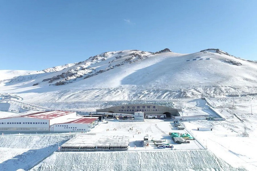 Trong hơn 4 năm qua, hơn 3.000 công nhân làm việc liên tục trong môi trường oxy thấp ở độ cao lớn, đối mặt điều kiện môi trường khắc nghiệt và địa chất cực kỳ phức tạp.