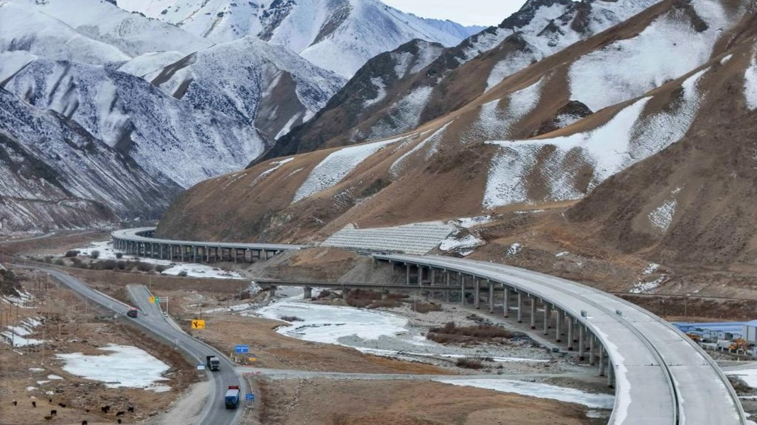 Đường hầm nằm tại khu vực hẻo lánh trên dãy Thiên Sơn, ở độ cao trung bình hơn 3.000 m.